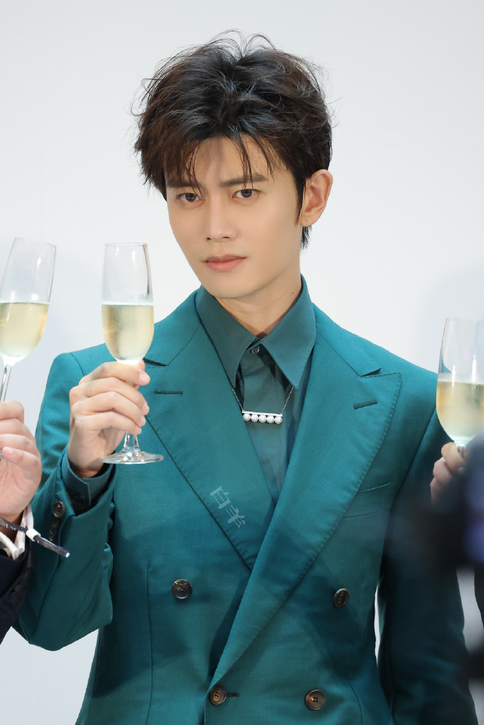 任嘉伦墨绿西服套装