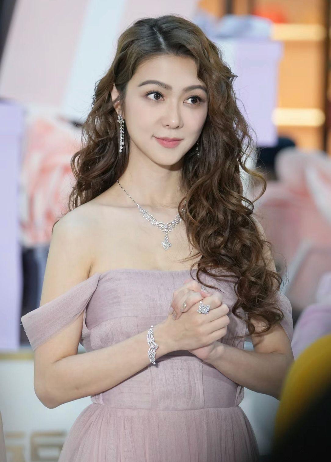 有薛凯琪那样惊艳的容貌,但我们还是可以从她身上学到少女时代的秘密