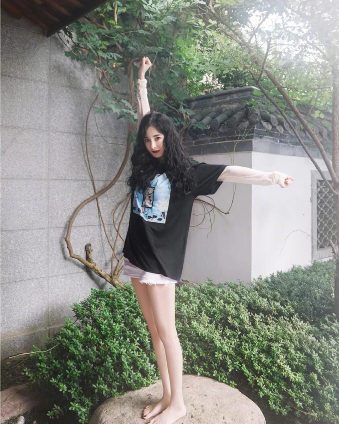 原创杨幂夏季穿搭真好看牛仔短裤条纹连衣裙青春时尚有活力