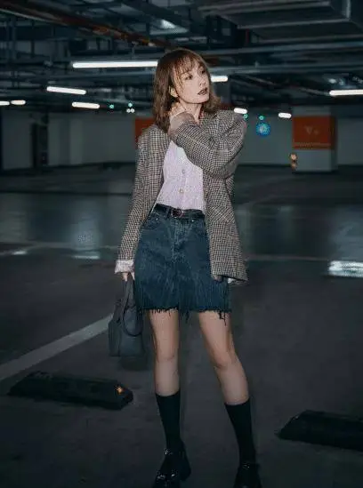 原创38岁吴昕又洋气了晒车库大片又美又飒筷子腿不输小姑娘