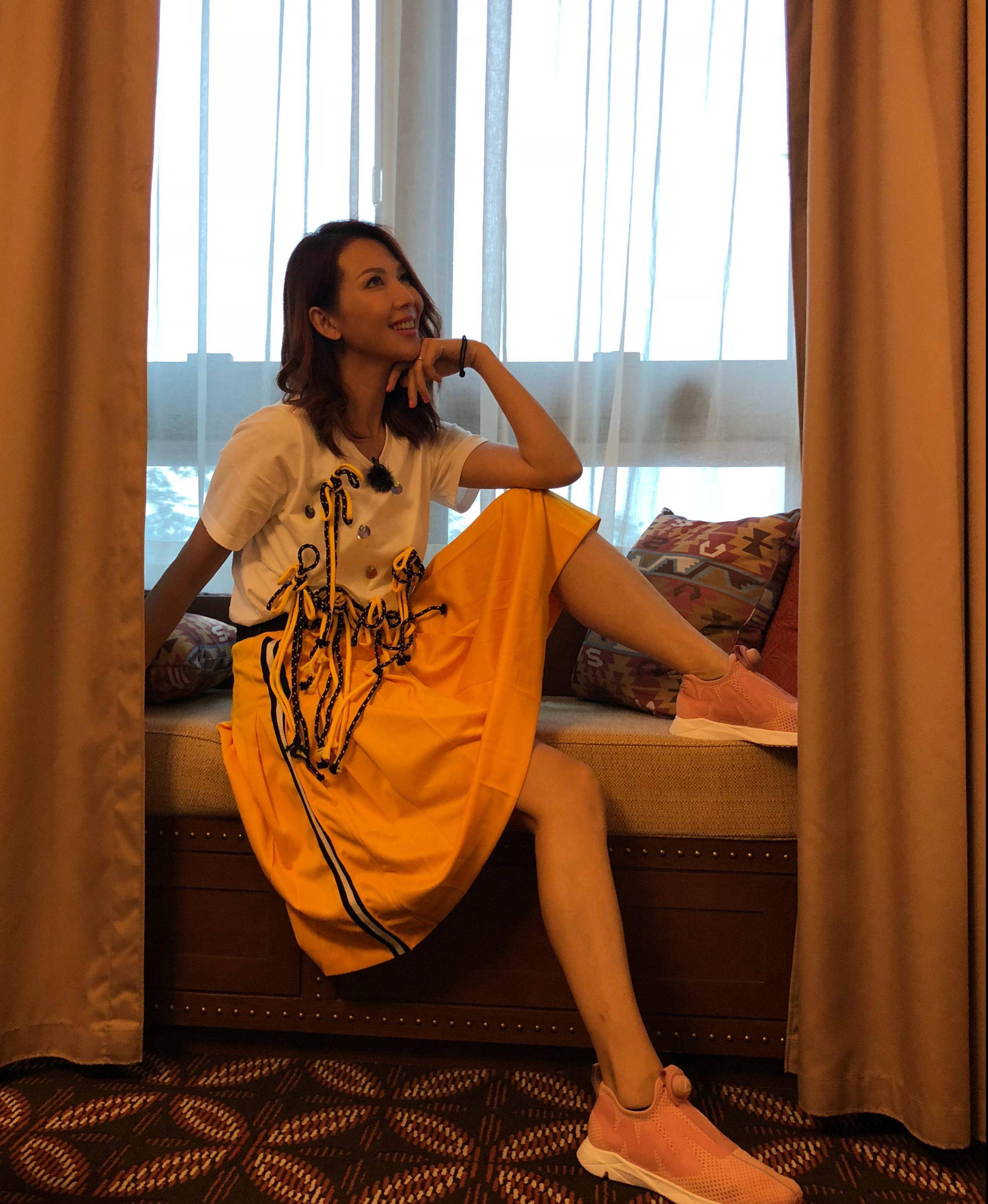 46岁三胎妈妈蔡少芬,中年穿旗袍不输当年,气质身材都有了_白色_紧身