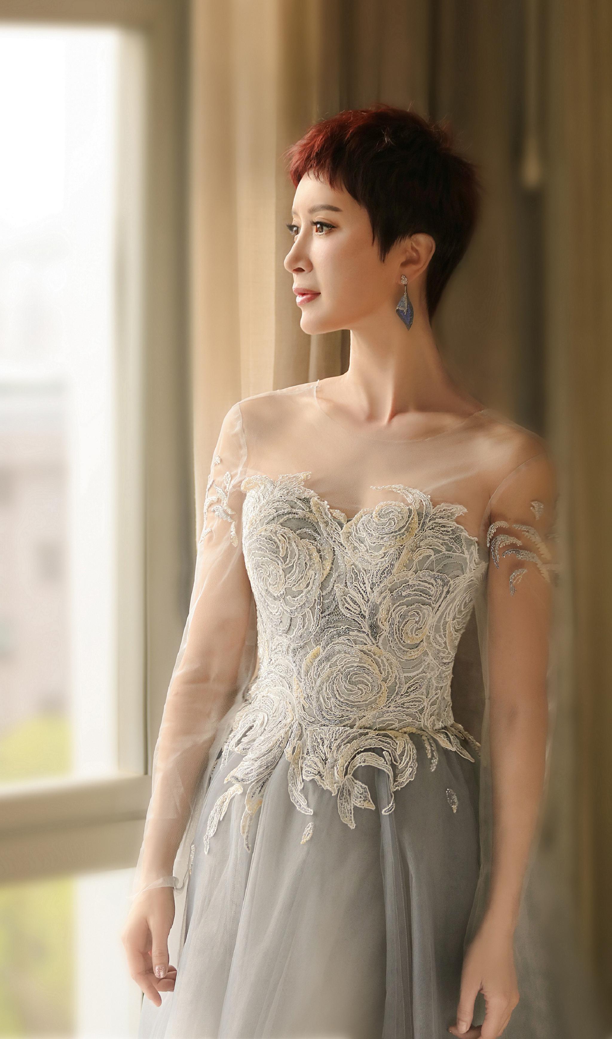 金巧巧身着一袭印花长裙优雅动人