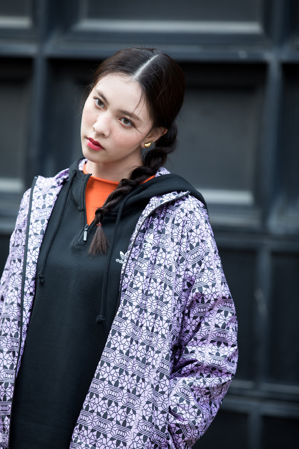 宋妍霏认真起来很精致,扎双马尾,一身休闲春日穿搭,元气满满