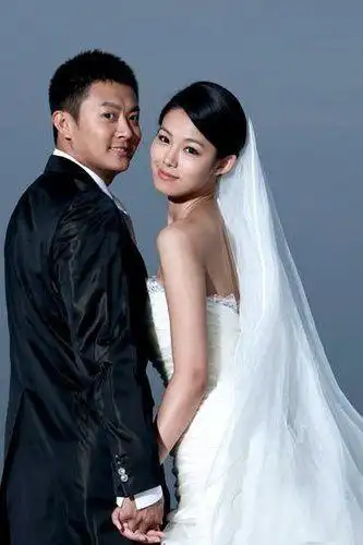 印小天于娜草地演绎浪漫婚纱照