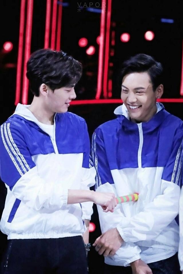 陈伟霆&李易峰近期互动盘点|李易峰陈伟霆活动相聚相谈甚欢,摸耳环的