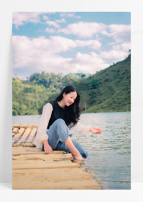 竹筏上戏水的美女图片00古人物划竹筏80山水捕鱼撒网风景竹筏50竹筏上