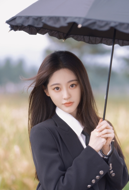 清纯脱俗,甜美娇俏的#祝绪丹# 身穿学生制服套装,手执黑伞,容颜秀丽