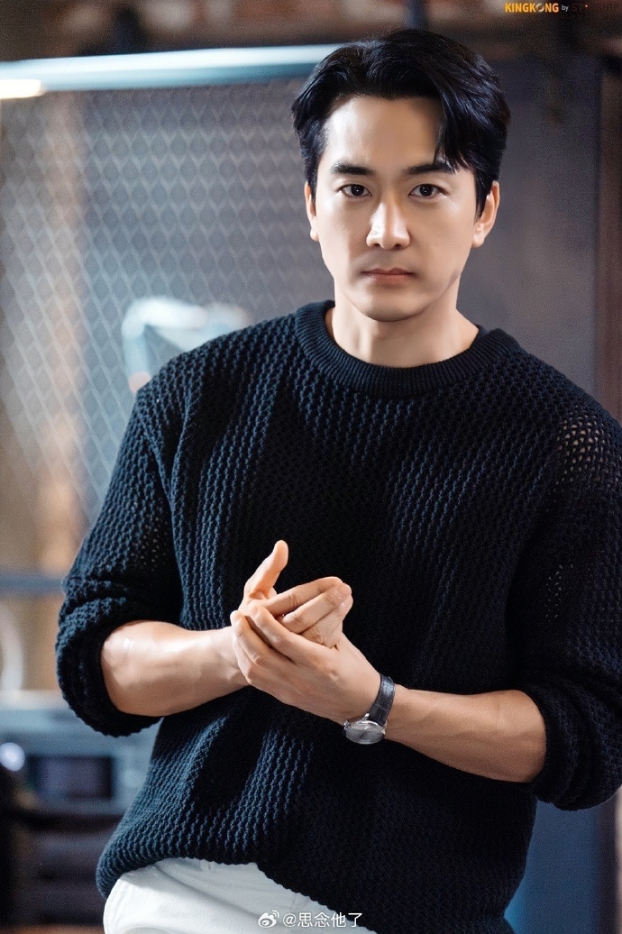 宋承宪超话oppa公司分享#player2#剧照与花絮配文:伪装成艺术家的骗子