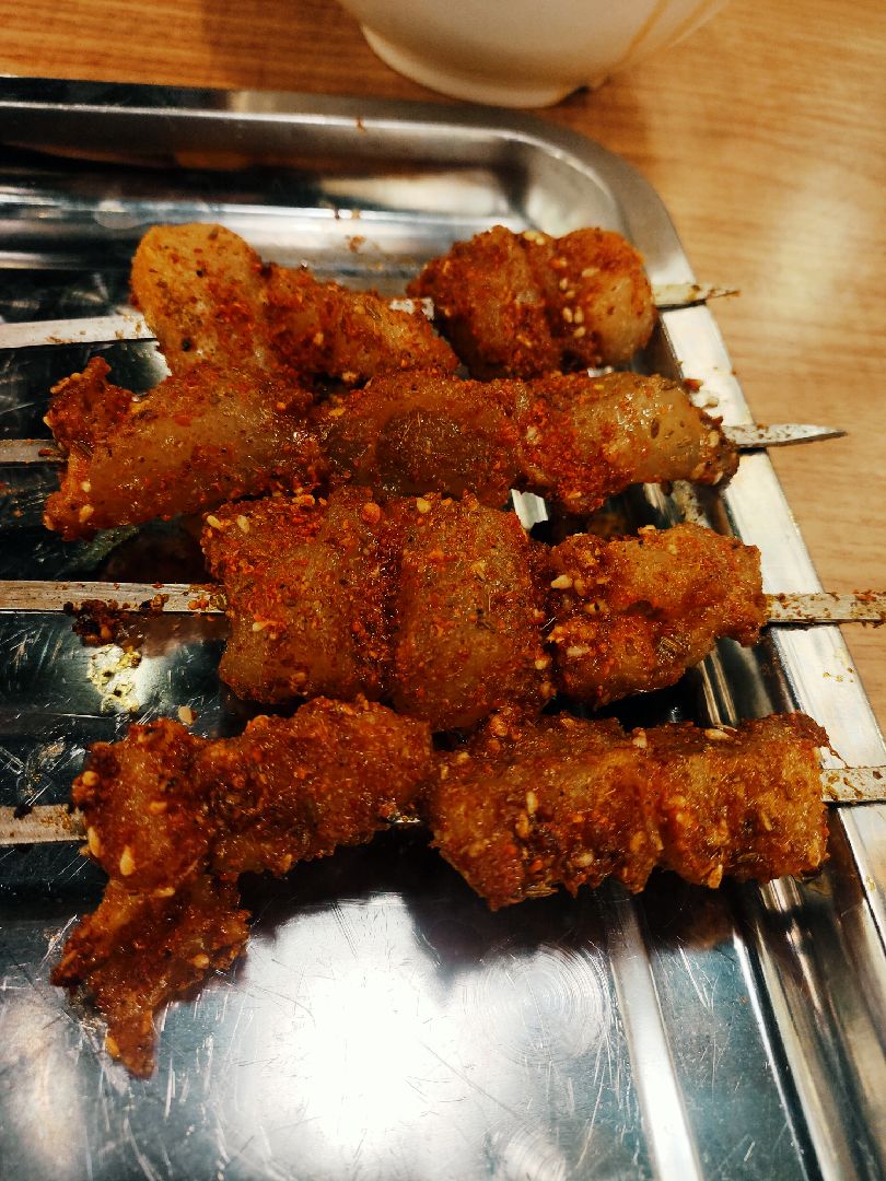 昨日在干掉4个烤牛蹄筋之后,又点了一大盘烧烤,真的含着喜悦的眼泪说