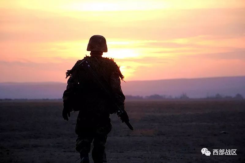 一组背影带你尝尽军人的酸甜苦辣