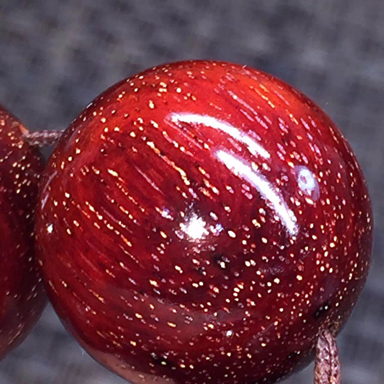 鸡血红满金星紫檀手串:众多藏家的追求