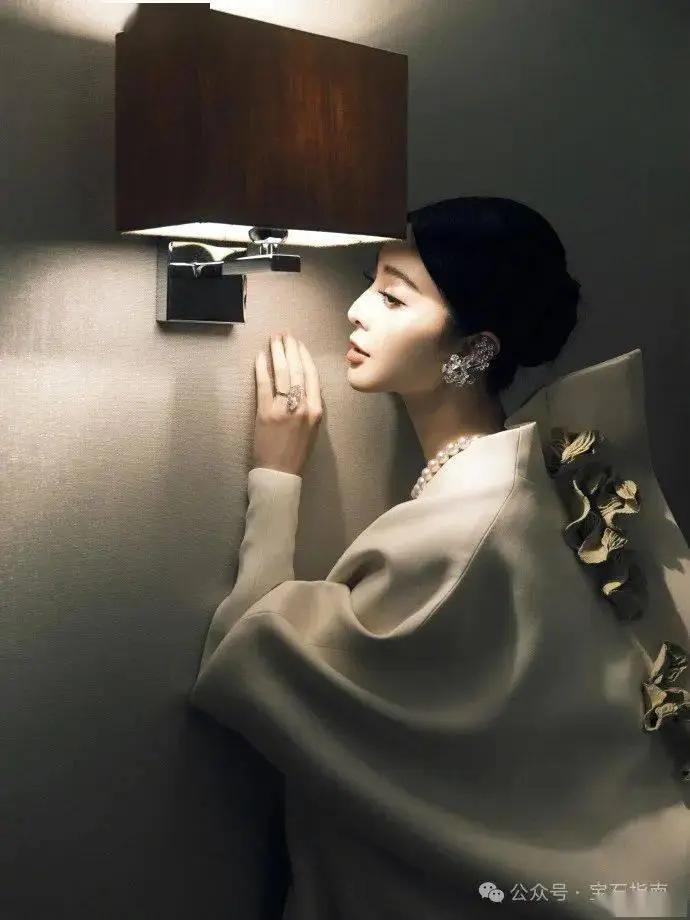 范冰冰亮相第十七届亚洲电影大奖造型又双叒叕出圈,大钻戒 澳白珍珠项