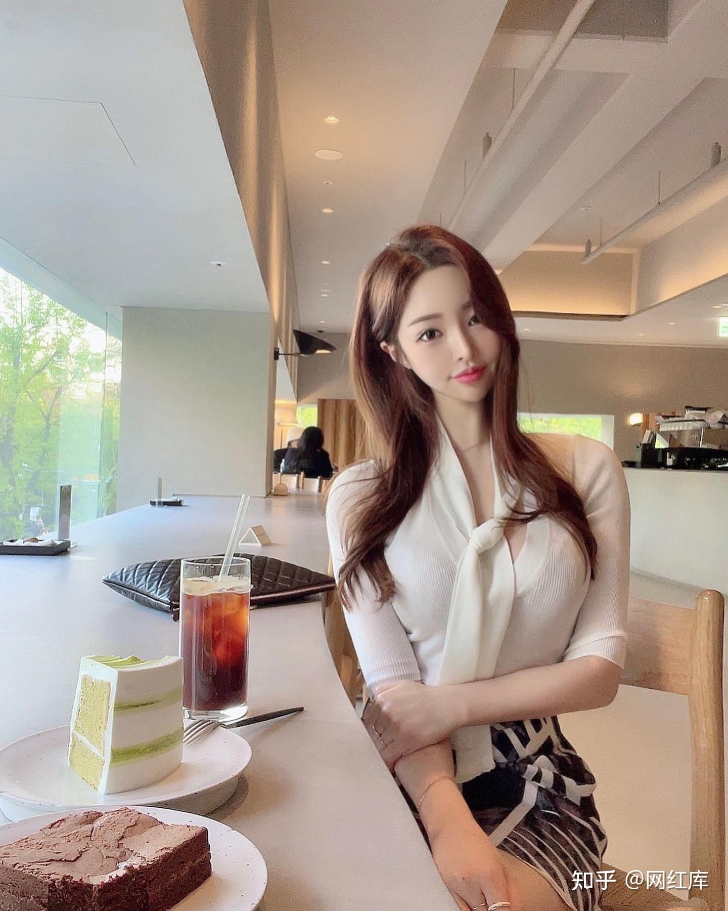 韩国爆乳网红美女蝴蝶背后的紧实翘臀也超诱惑