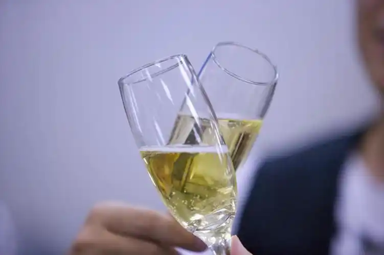 模糊,庆祝,高脚杯,浪漫,拿,拿着,黄种人,玻璃制品,酒,饮料,酒杯,香槟