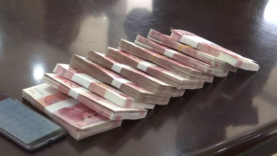 南通这位车主糊涂大了下车车门不锁就离开副驾上还有20万现金结果