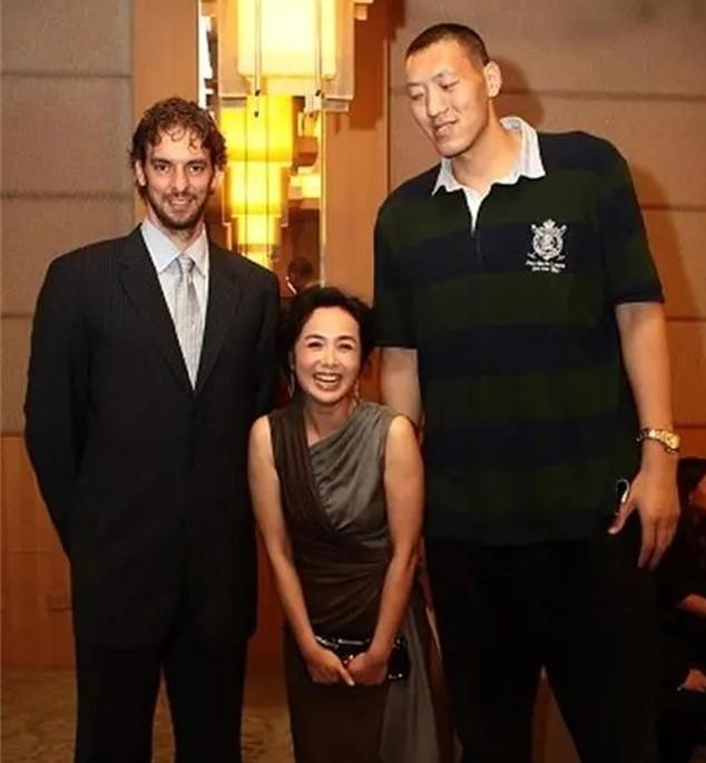 2米36男篮孙明明近况,退役成人生赢家,1米87妻子漂亮,女儿可爱
