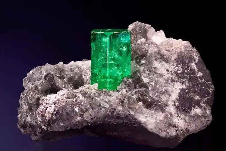 祖母绿原石欣赏,祖母绿为何那么受欢迎? - 玉雕名家