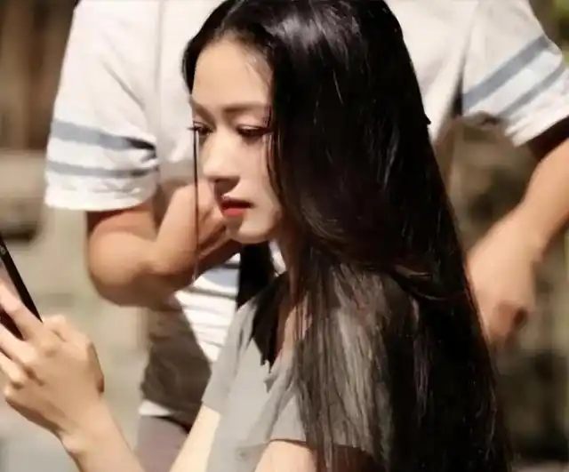 然而,从照片上完全看不出万茜怀孕的迹象.