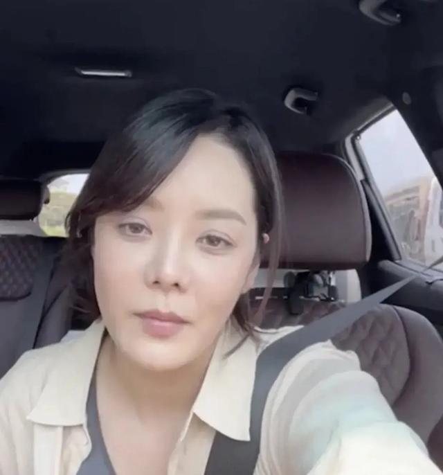 蔡琳离婚后近况如此憔悴?带儿子回韩国,感叹:单亲妈妈生活不易