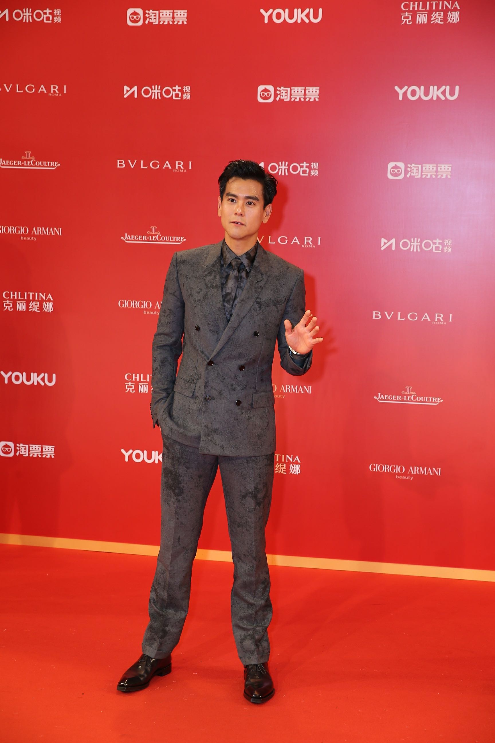 上影节开幕红毯 彭于晏活力满满阳刚气十足