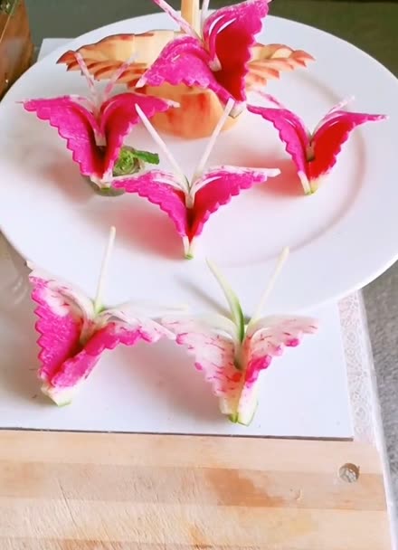 胡萝卜雕刻成漂亮的蝴蝶,太有创意了!