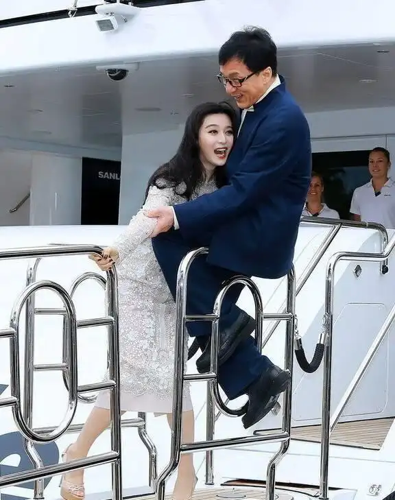 成龙紧紧地搂着范冰冰,甚至能感受到她的体温在他的双手之间.