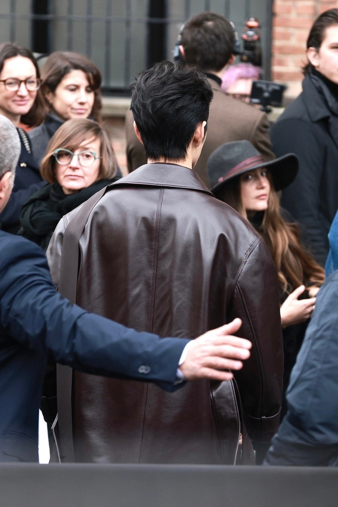 肖战黑色皮衣造型又酷又性感