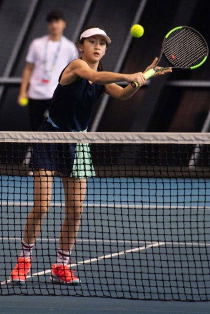 网球少女森碟打网球,身穿背心大秀肌肉线条 干练马尾显得精神