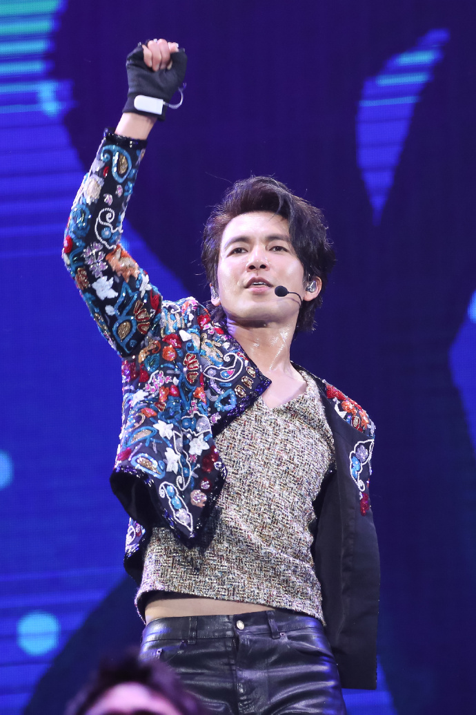 钟汉良o巡回演唱会#南京站饭拍他的微笑闪耀光彩冷冽中见火热也不