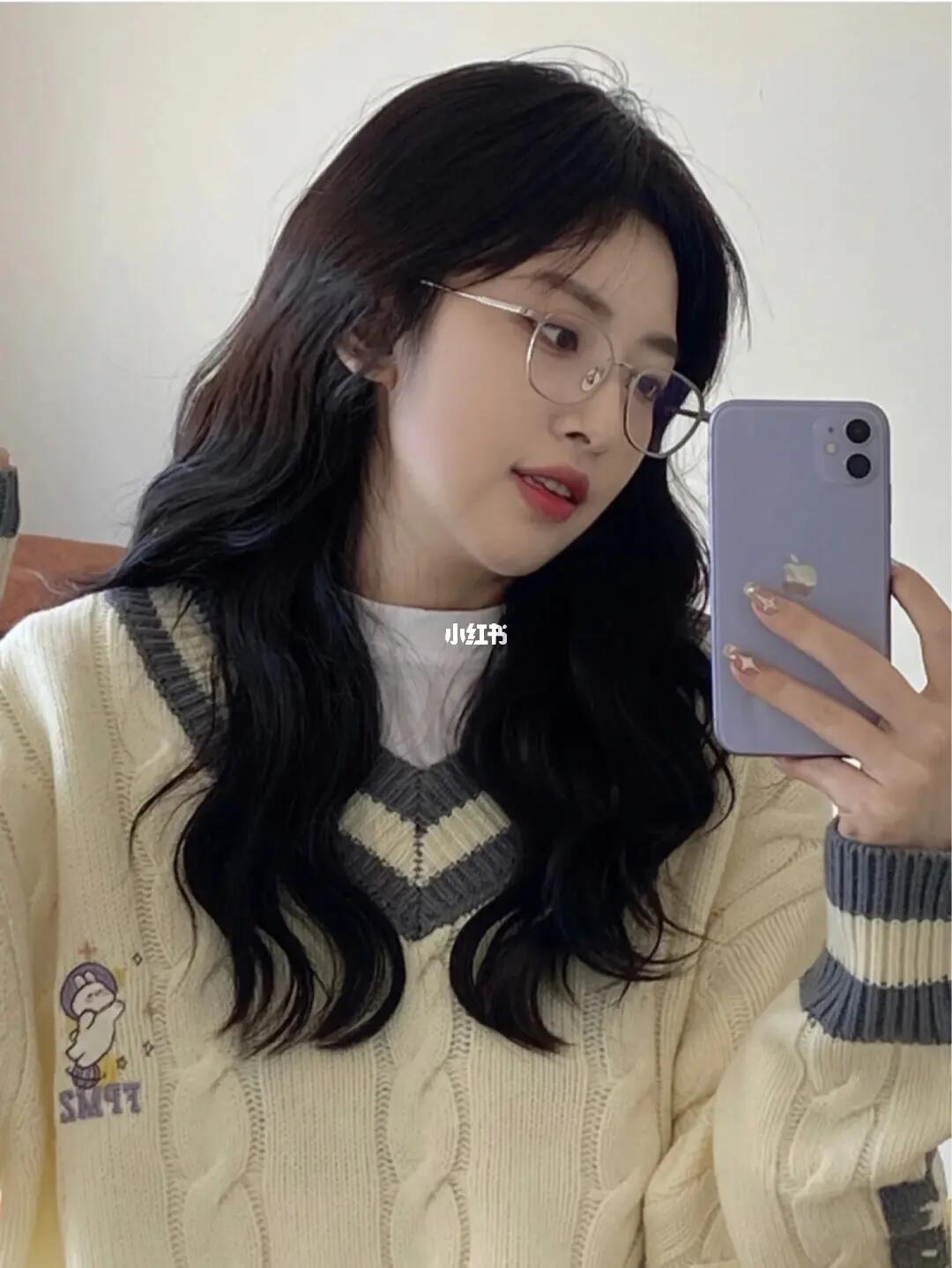 深圳烫发女生黑发发型这样弄很美不老气