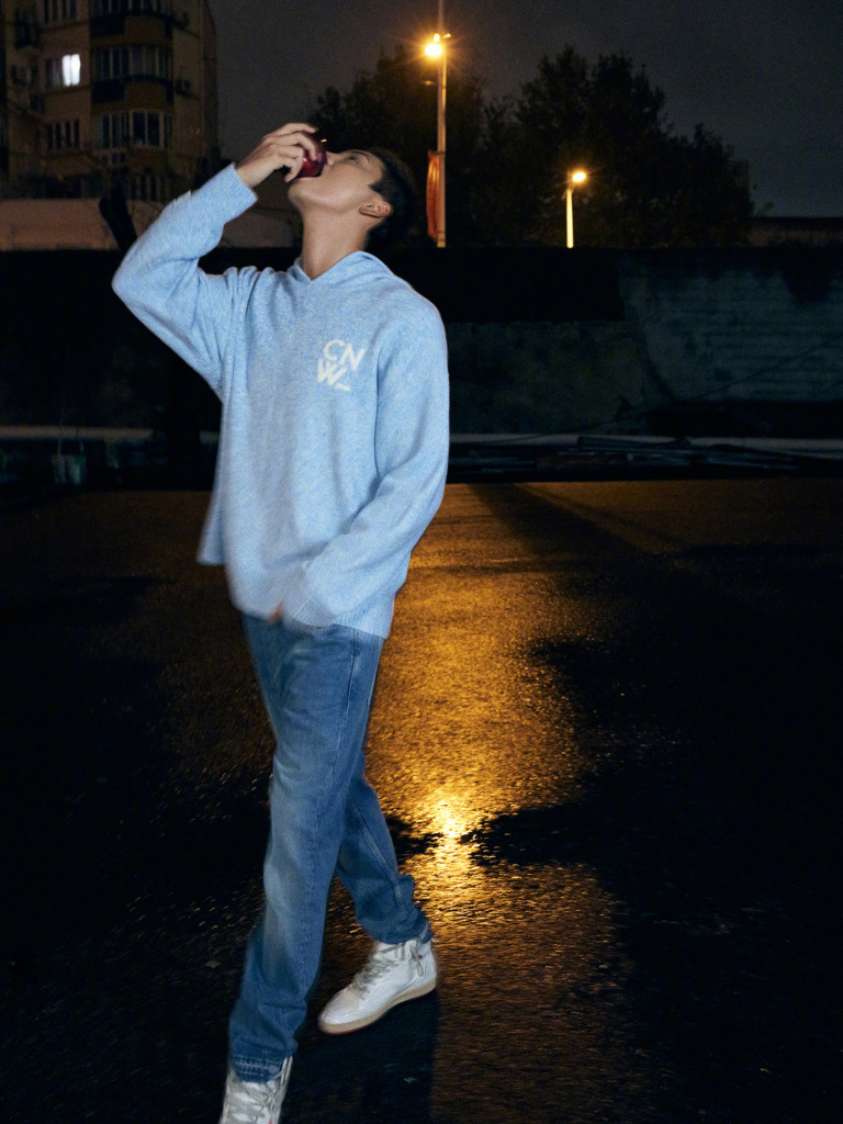 陈伟霆运动感随拍发布 蓝色卫衣配牛仔裤少年感十足