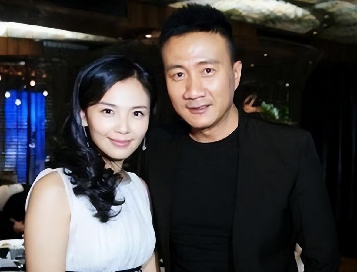 而且还有人扒出来,胡军在参演《蓝宇》这部同性恋爱电影后,疑似和刘烨