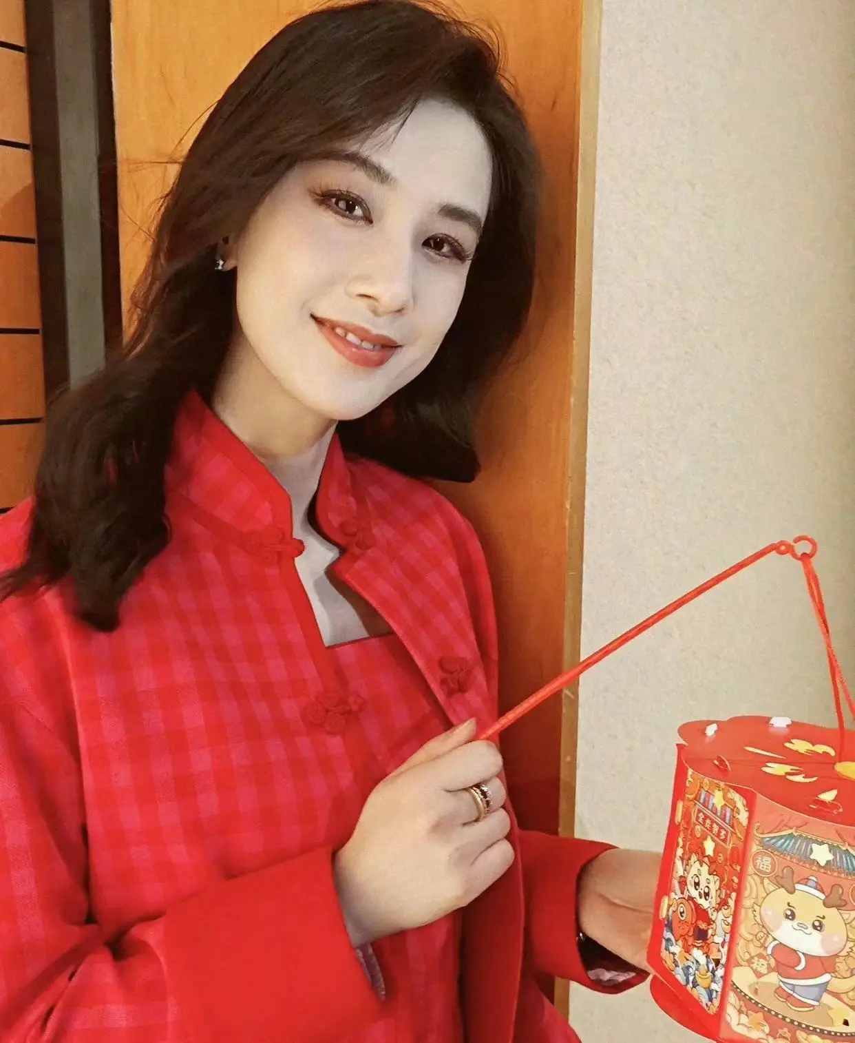 黄圣依新年惊艳亮相,短发造型美丽动人,网友:自信女神