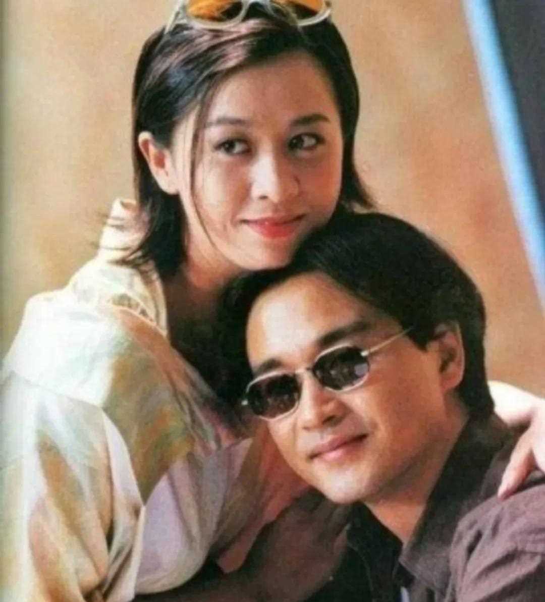 张国荣当年与众多女明星的珍贵合影,每一张都是经典.