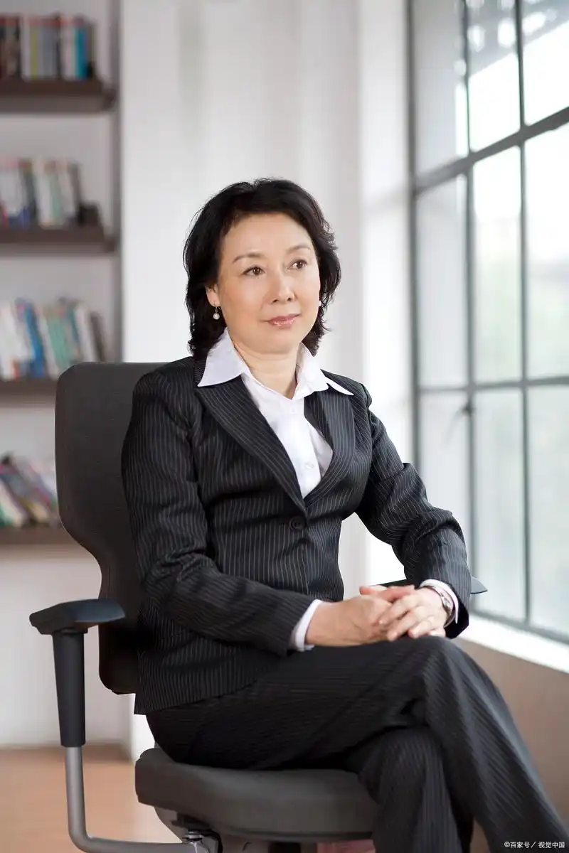 给大家分享一下,从摄影新手成为一名专业商务人像摄影师,需女领导