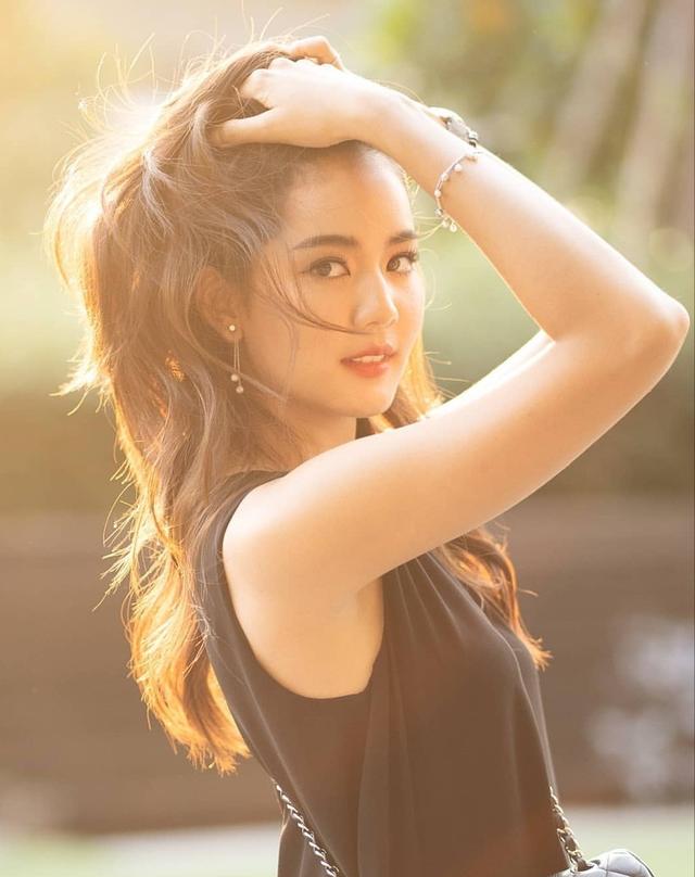 她的长相是属于甜美可爱的类型,五官小巧精致,看着很舒服,有种邻家