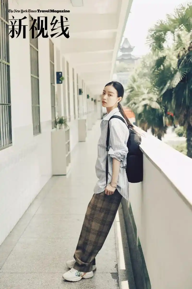 分手后的倪妮又出新街拍啦背书包吃西瓜都能这么美