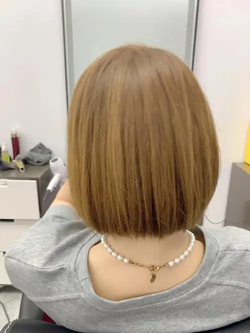 一刀切短发 显白亚麻棕看再多遍都心动的 真的太洋气了这个发色,很提