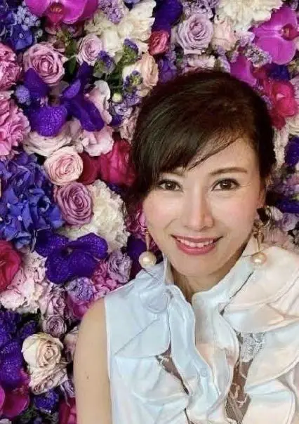 原创韶华不在李嘉欣深夜晒出素颜照和年轻时判若鸿沟网友认不出