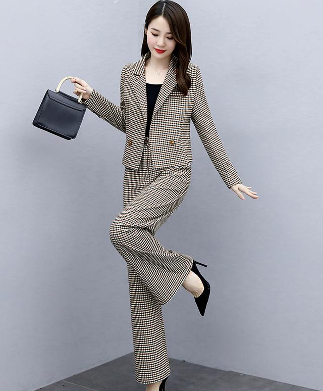 秋天了,四十岁的女人建议多穿这样的套装,很美很时尚