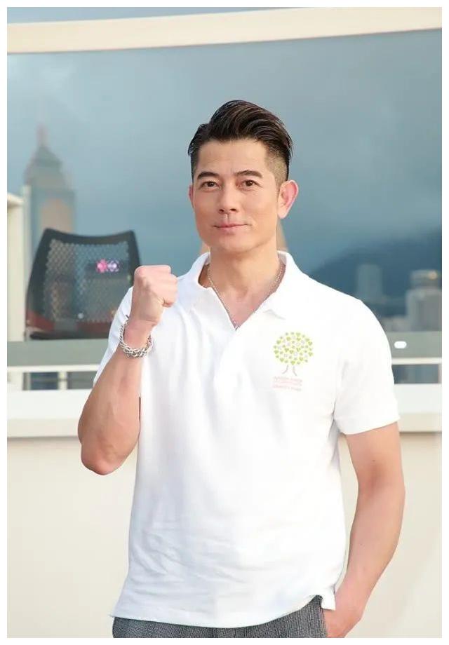 54岁郭富城帅气造型,polo衫 西裤,梳起侧分背头魅力十足