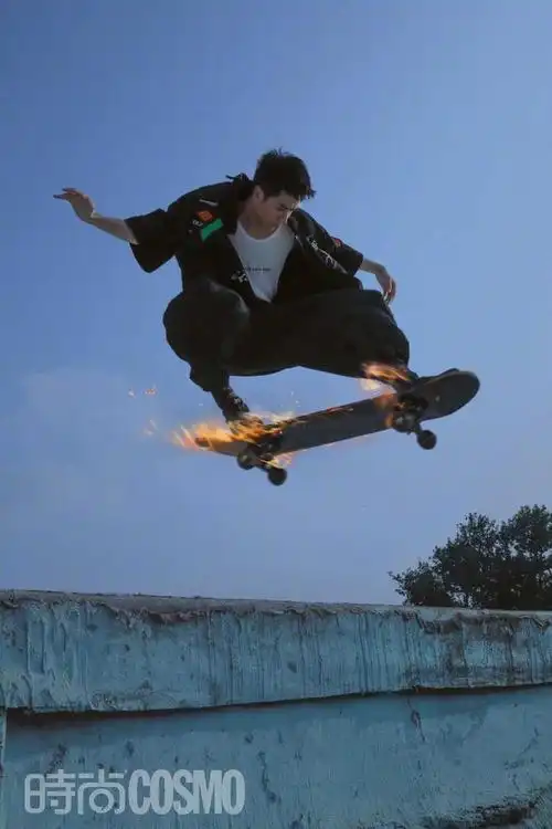 王一博杂志拍摄滑板动作,滑到废了一块滑板,断的滑板也出大片