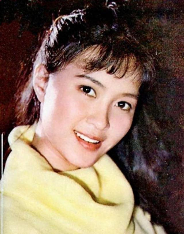 曾经是影坛女神的方舒,因其俊美的容貌和杰出的表演技巧而受到了众多