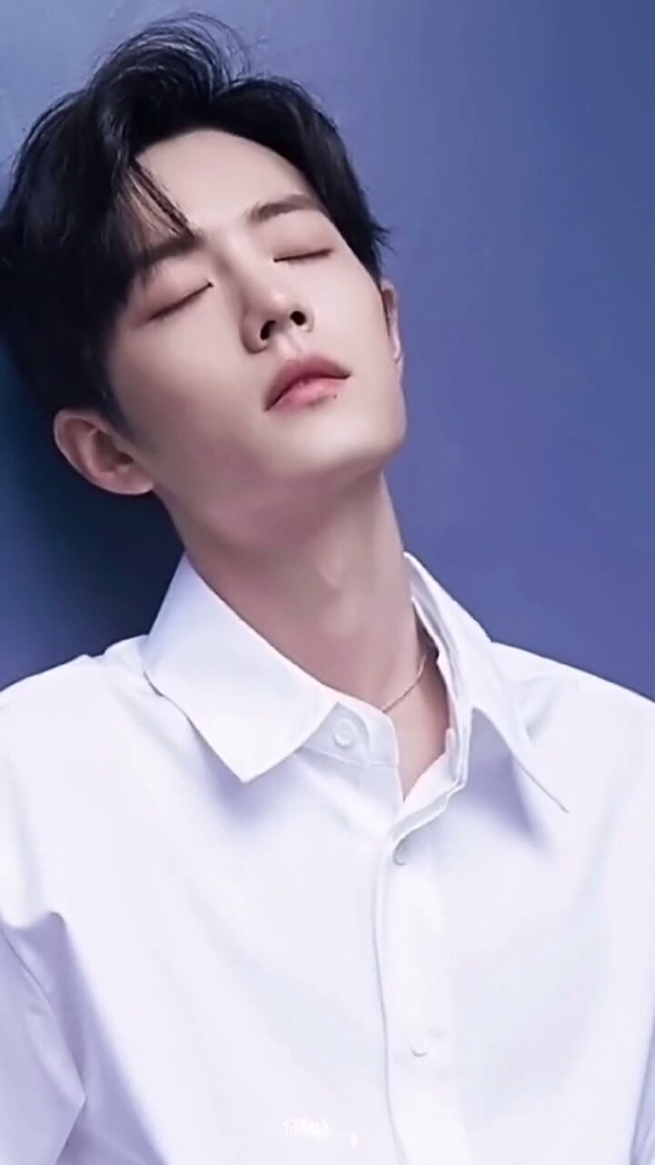 肖战#肖战泰见细框眼镜白衬衣,这造型太鲨心了,真是绝绝子