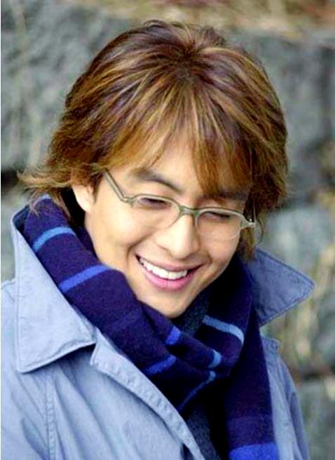 汪峰因摘掉眼镜而登上热搜榜,引发了广泛关注