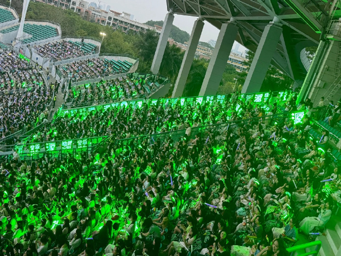 被王源的应援震撼到,围了一个圈,映绿一片天#王源绿海