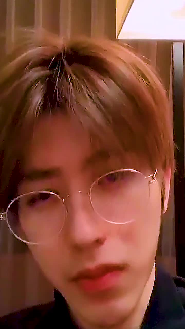 王源吸烟照流出后,各大偶像明星纷纷被曝抽烟,网友:坤坤也会?