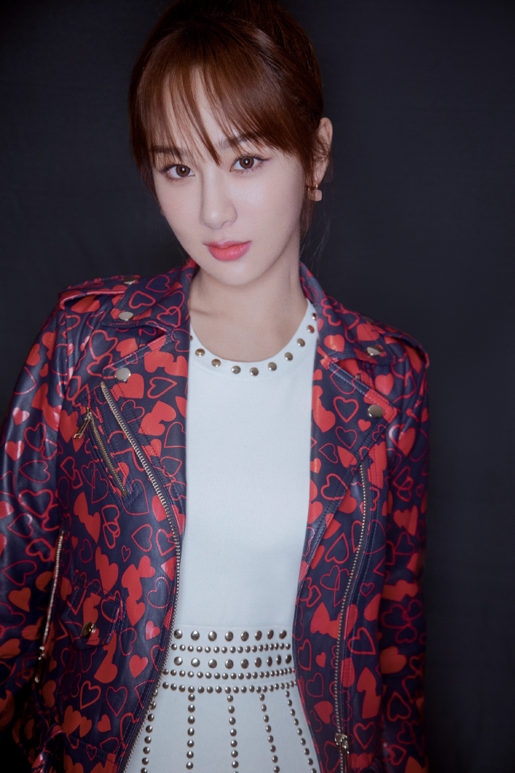 杨紫只不过把头发留长一点扎个麻花辫气质都不一样了惊艳太多