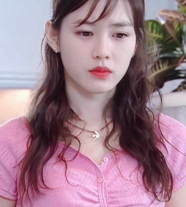 孙艺珍是一位韩国女演员,她拥有可爱的外貌和出色的演技,深受观众喜爱