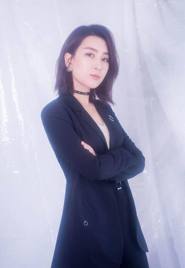 37岁的马苏只是剪了款短发,显小20岁秒变少女,干净利落又时髦!